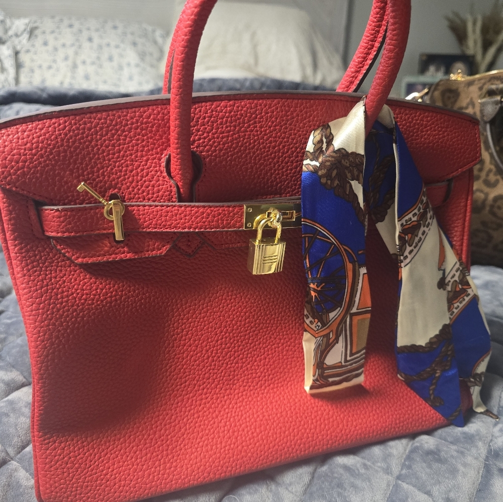 Elegant Red Handbag With Key And Lock And Purse Scarf - Picture 7 of 7